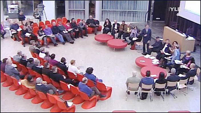 Kuva YLE.
        Valkeakoskella tilaisuuden juontaja Timo-Olavi Jalkanen. Mukana
        Arto Satonen, Pekka Järvinen, Pertti "Veltto"
        Virtanen, Pauli Kiuru, Tuula Petäkoski-Hult, Riitta Haapala,
        Petri Siuro, Ari Arvola, Marita Markkula, Jouko Pesonen, Harri
        Asikainen.